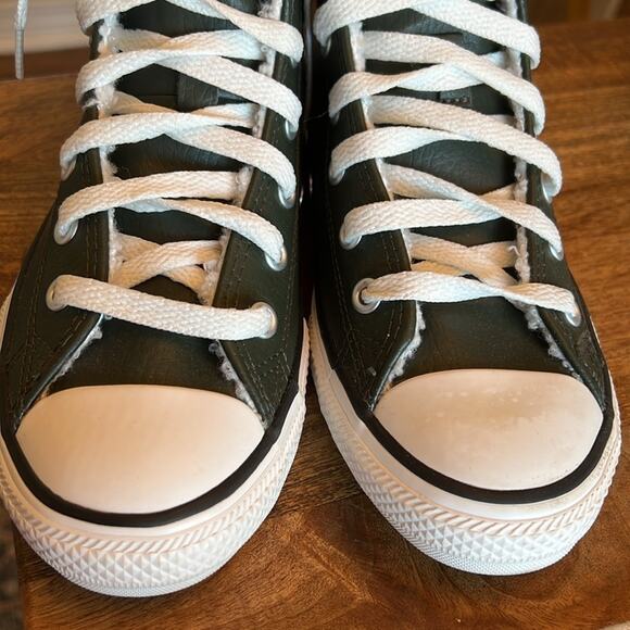 Chuck Taylor Sherpa lined leather youth size 2 - Picture 4 of 10